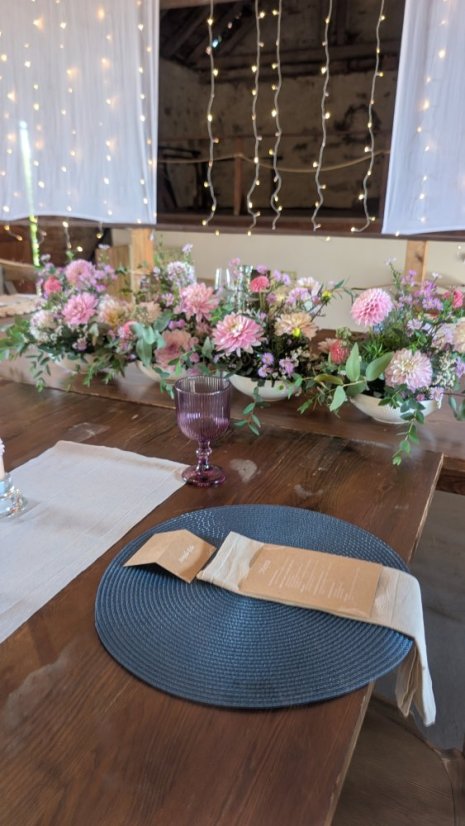 Květinová aranže na stůl novomanželů