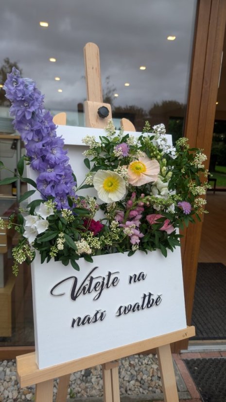 Uvítací květinová cedule