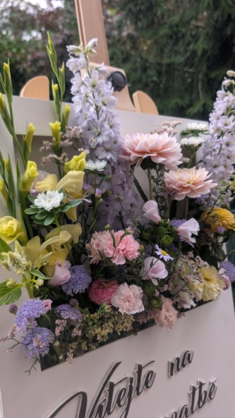 Uvítací květinová cedule