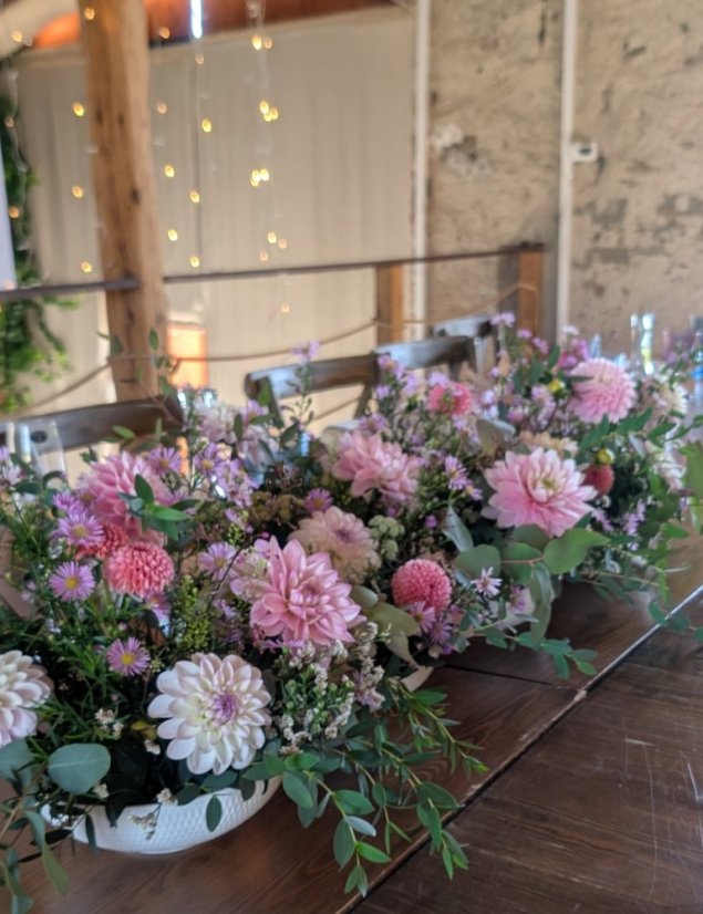 Květinová aranže na stůl novomanželů