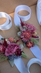 Květinový náramek pro svědkyni nebo družičku