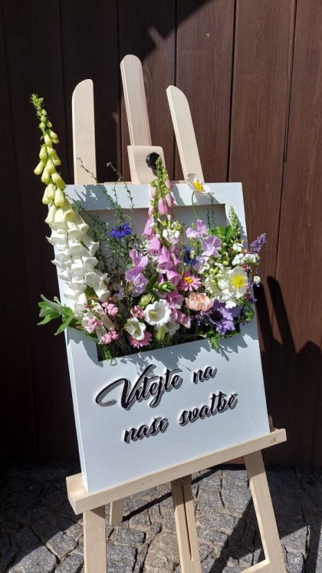 Uvítací květinová cedule