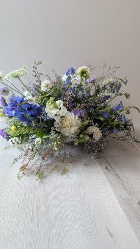 Květinová aranže na stůl novomanželů