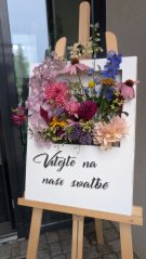 Uvítací květinová cedule