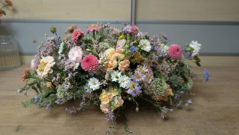 Květinová aranže na stůl novomanželů