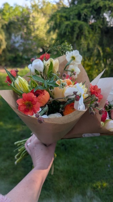 Květinový kornout - Velikost: velká (25 stonků)